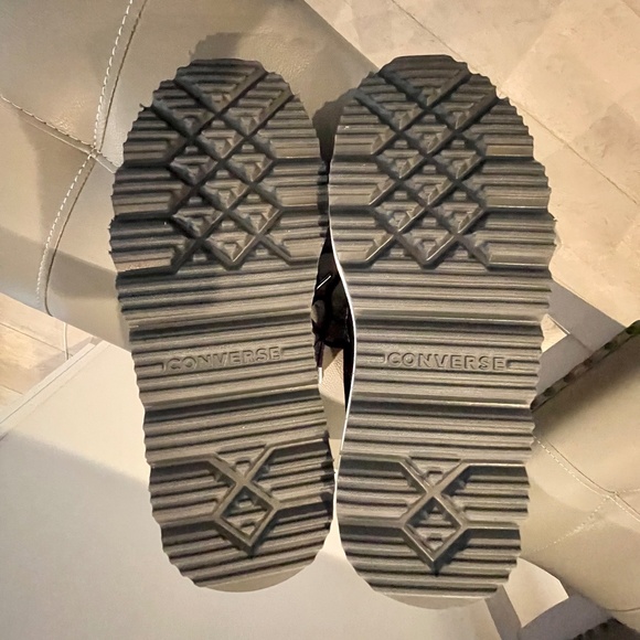 size 6 black Converse - Picture 2 of 5